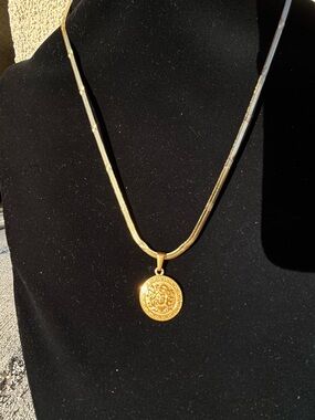 Gold Medallion Pendant Necklace - Classic Women's Jewelry